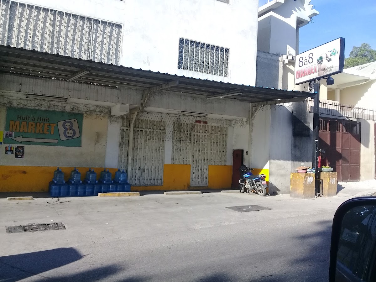 Huit a Huit Market