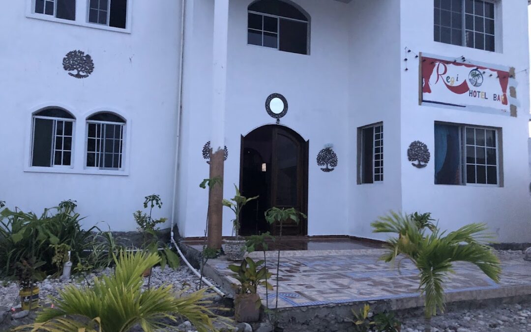 Regi Hotel & Bar – Hébergement à Camp-Perrin