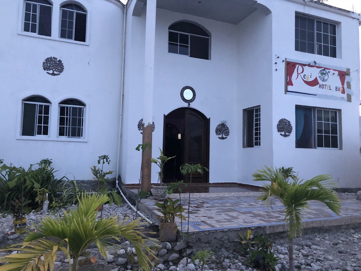 Regi Hotel & Bar