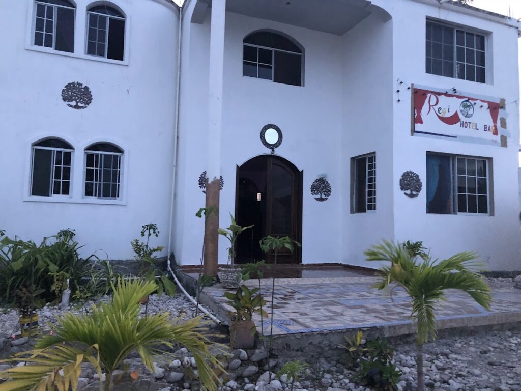 Regi Hotel & Bar – Hébergement à Camp-Perrin