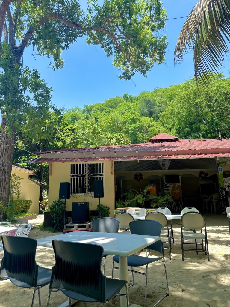 Belly Beach – Restaurant à Trou du Nord, Haïti