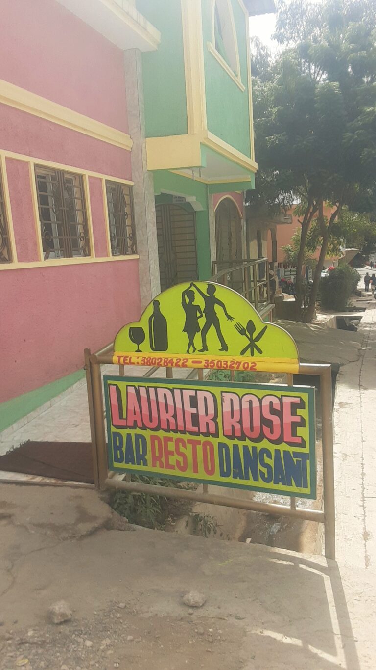 Laurier Rose Bar Restaurant Dansant à Pignon