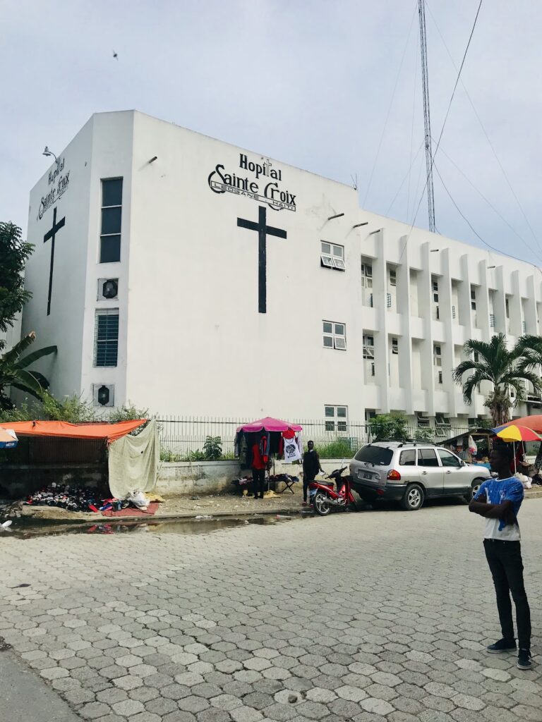 Hôpital Ste. Croix à Léogâne – Soins Médicaux 24/7