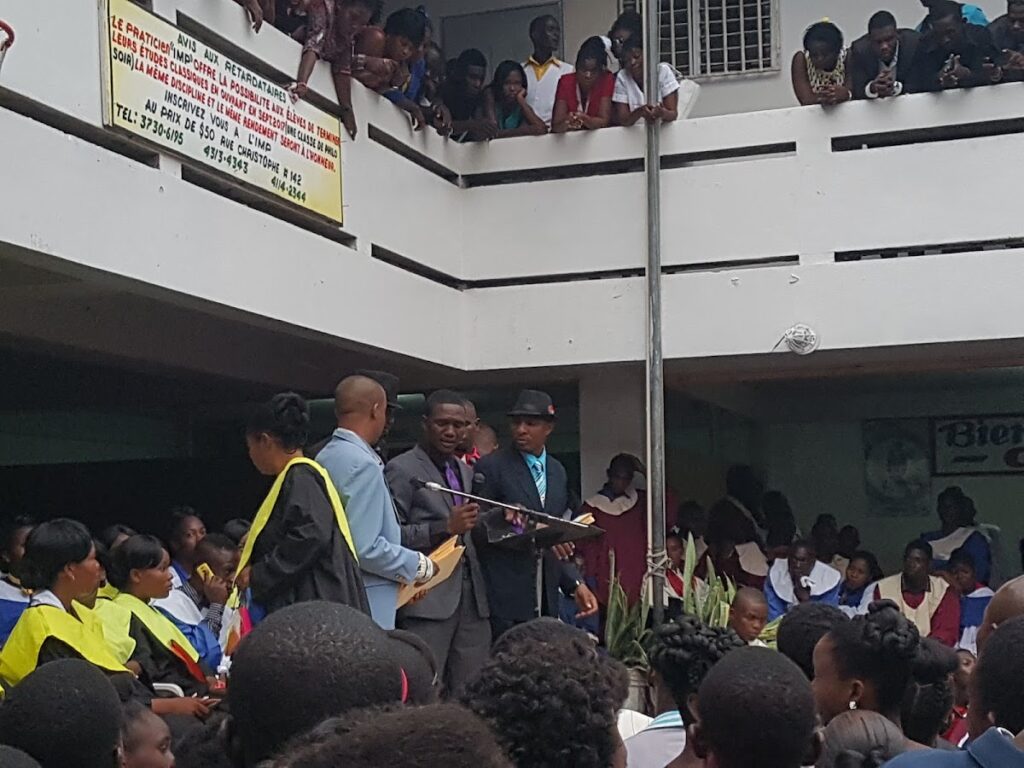 Podium des Jeunes – Parc d&rsquo;Attractions à Gonaïves